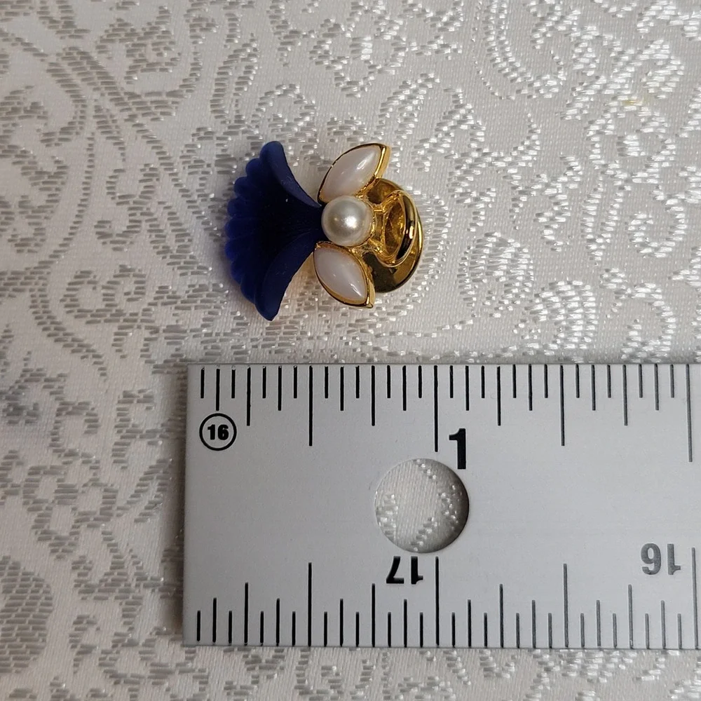 Small Vintage September Birthstone Pin Blue Sapphire Angel USA Made Gift‎